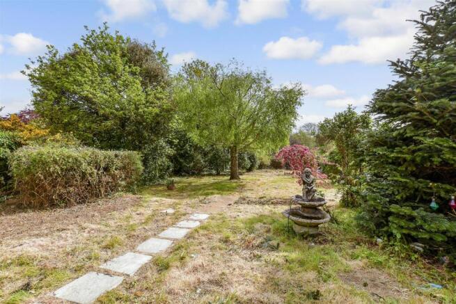 3 bed property, in Victoria Road, £420,000