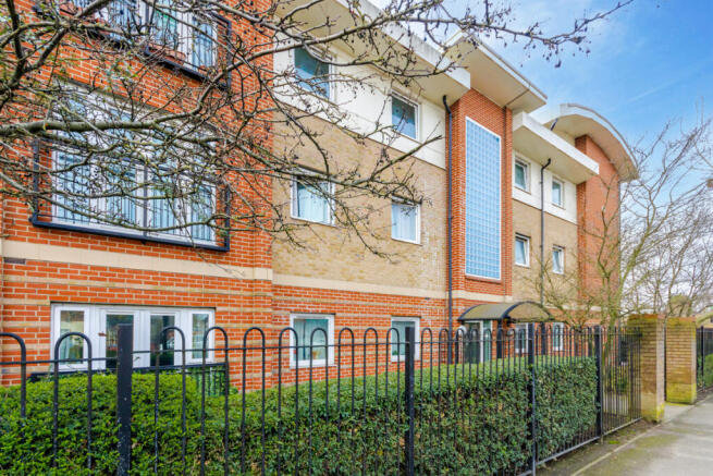 2 bed property, in Uxbridge Road, £235,000