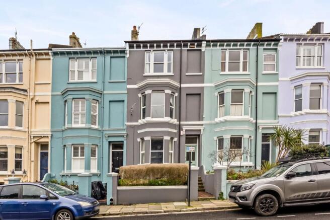 1 bed property, in Queens Park Road, £250,000