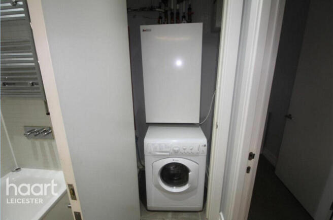 1 bed property, in Shires Lane, £120,000