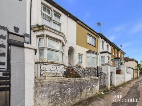 2 bed property, in Gillingham Road, £160,000