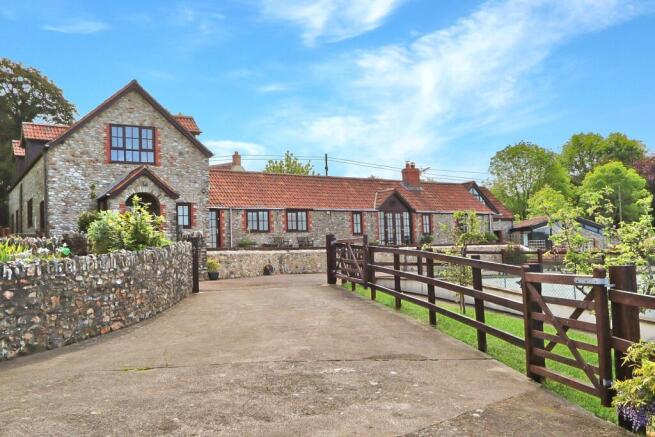 6 bed property, in Buckland St. Mary, £1,295,000