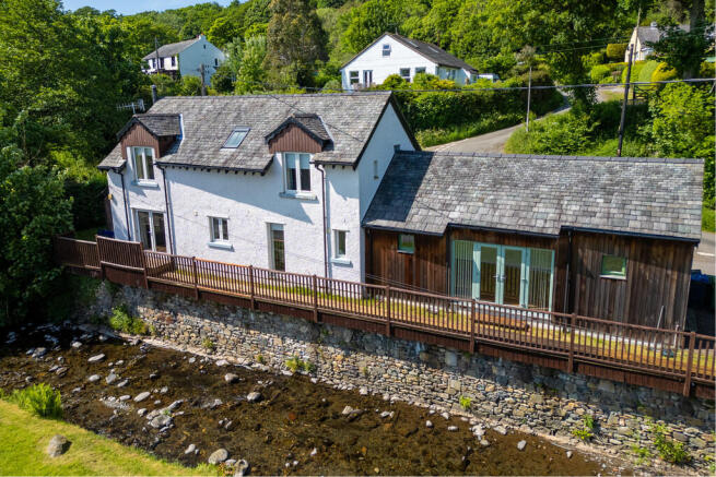 3 bed property, in Rakefoot, £595,000