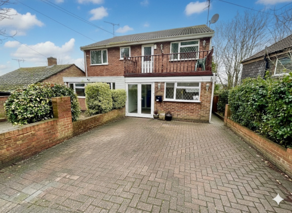5 bed property, in Crescent Rise, £390,000
