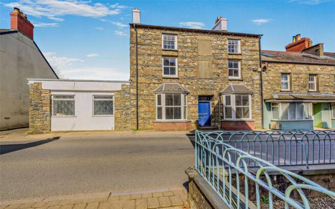 5 bed property, in West Street, £395,000