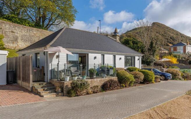 3 bed property, in DETACHED BUNGALOW WITH SEA VIEWS, £399,950