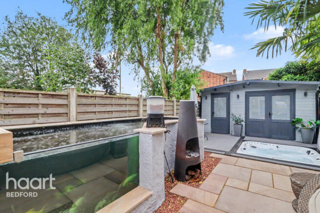 2 bed property, in Newnham Avenue, £275,000