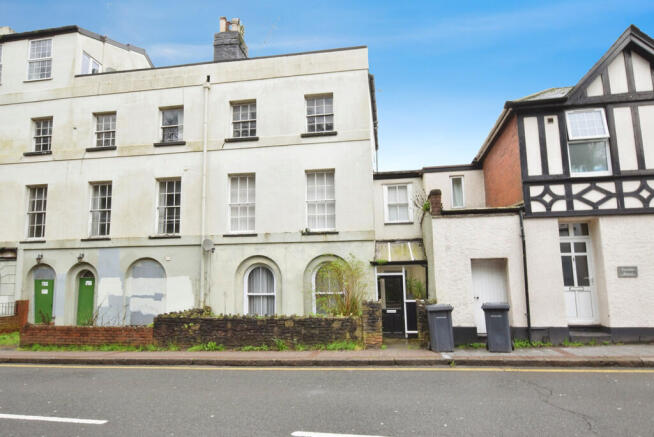 1 bed property, in New North Road, £125,000