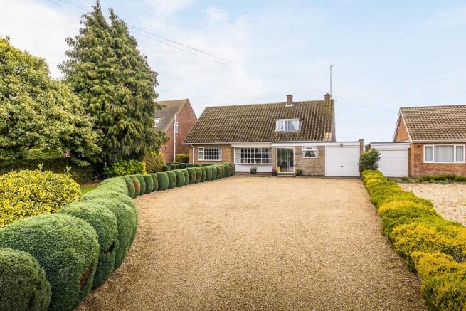 2 bed property, in Wainfleet Road, £260,000