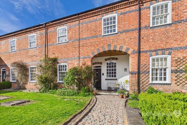 2 bed property, in Rangemore Hall Mews, £285,000