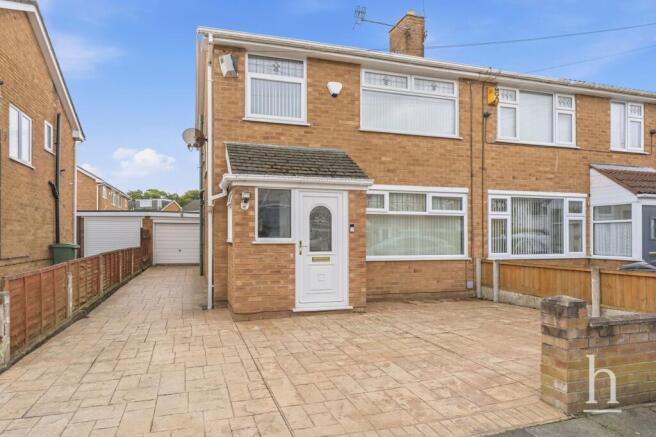 3 bed property, in Pembroke Avenue, £225,000