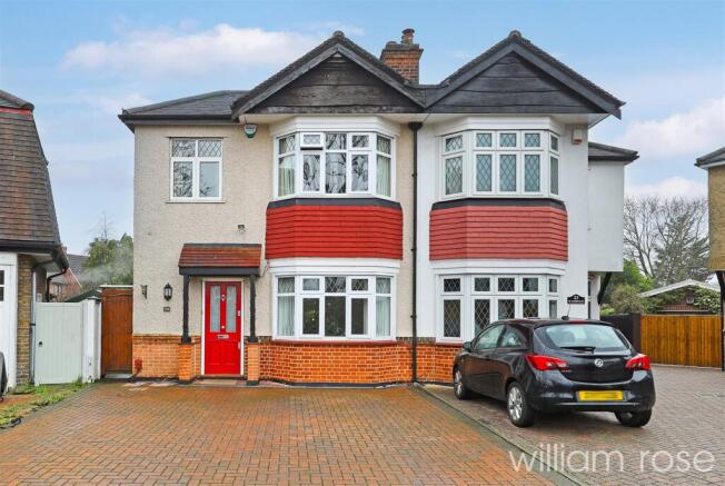 4 bed property, in Manor Way, £800,000