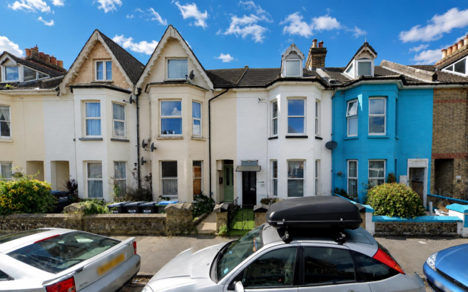 1 bed property, in Bayford Road, £118,500