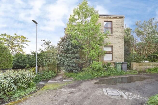 3 bed property, in Bankhouse Lane, £260,000