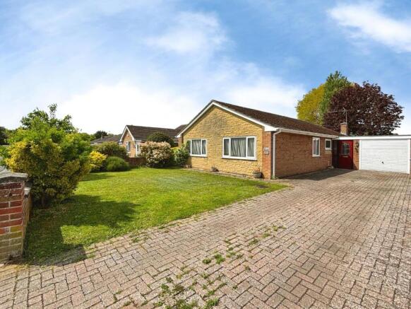 4 bed property, in Ashdene Road, £460,000