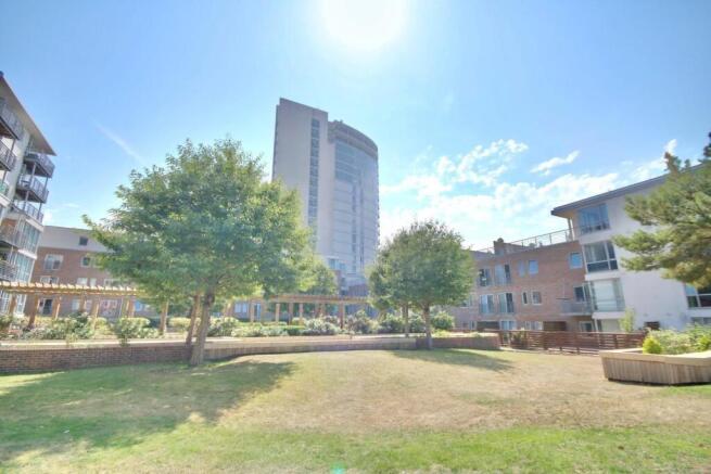 2 bed property, in Queen Street, £170,000