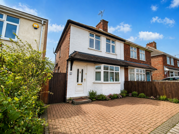 2 bed property, in St. Margarets Avenue, £230,000