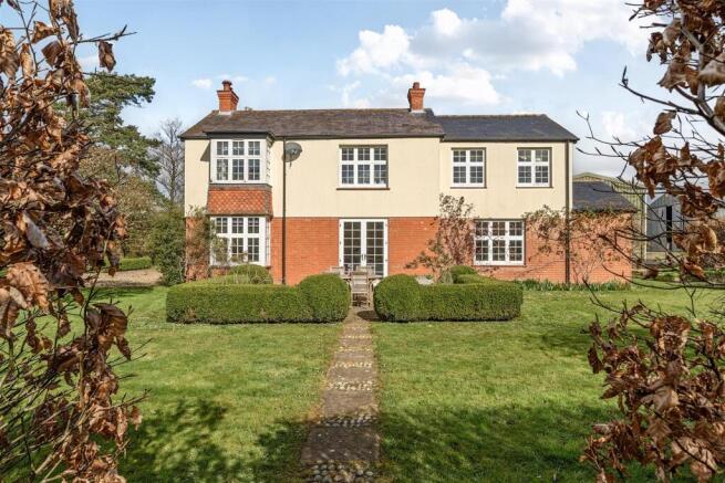 5 bed property, in Symphony Farmhouse, £795,000