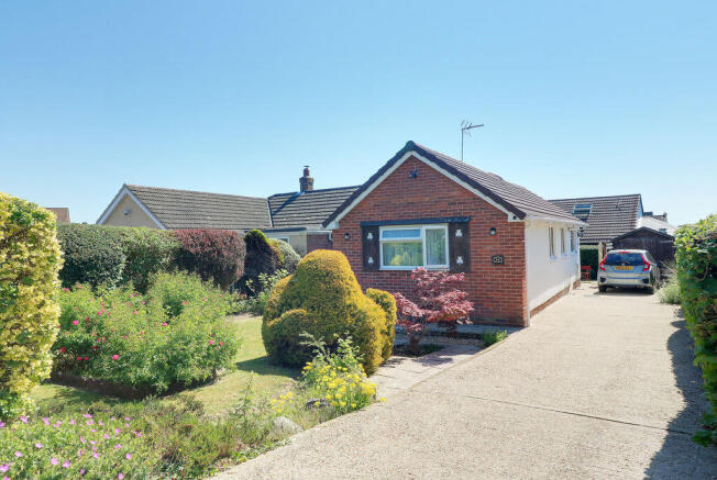 2 bed property, in Rosemary Way, £300,000