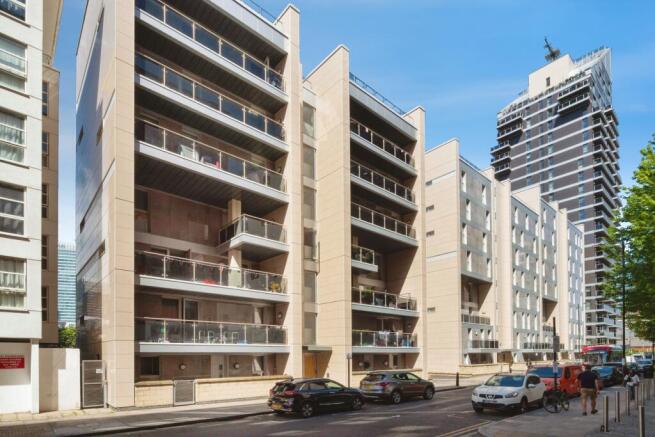 5 bed property, in Blackwall Way, £875,000