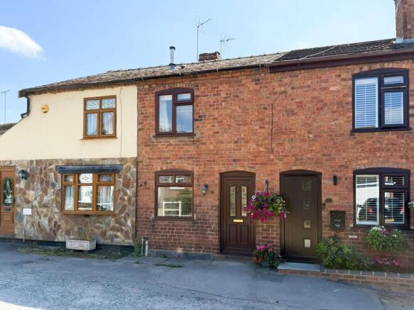 2 bed property, in Chapel Street, £215,000