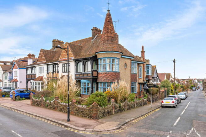 3 bed property, in Marine Parade, £850,000