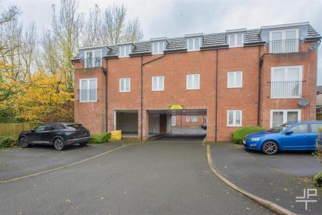 2 bed property, in Heathlea Gardens, £100,000