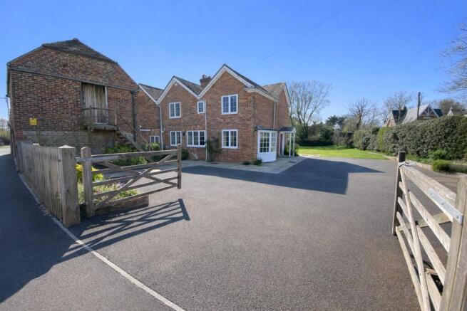 5 bed property, in Ersham Road, £450,000