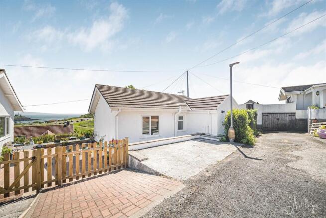 2 bed property, in Limeslade Drive, £300,000