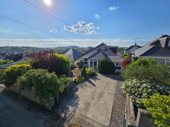 4 bed property, in Crediton Road, £350,000