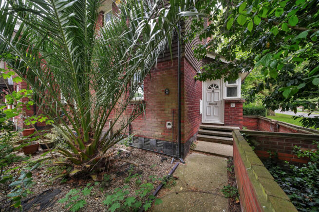2 bed property, in Lavender Road, £540,000