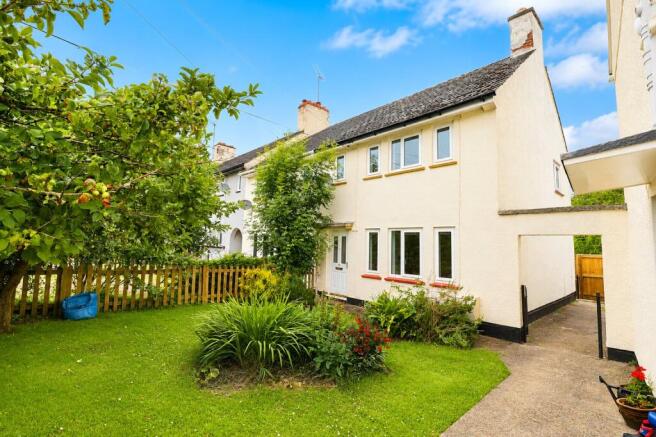 2 bed property, in Southgate, £210,000