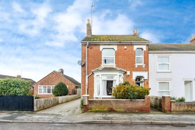 3 bed property, in Theydon Avenue, £400,000