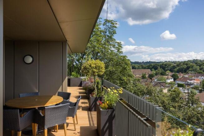 2 bed property, in Brighton Road, £300,000