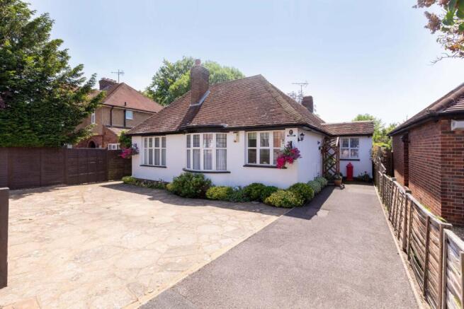 3 bed property, in Pinkneys Road, £795,000