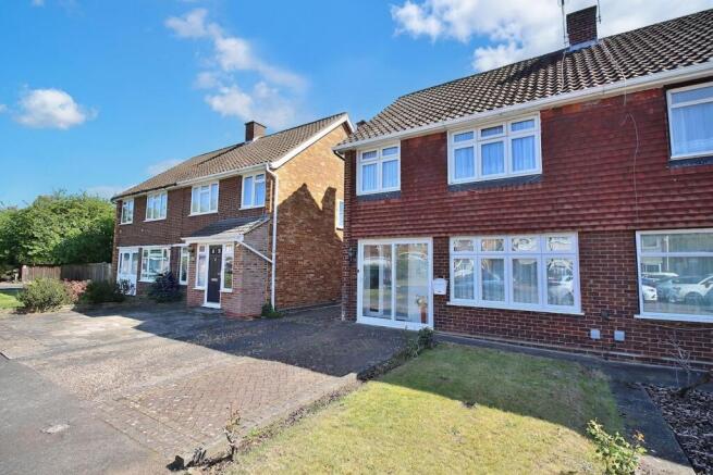 3 bed property, in Lynton Close, £575,000