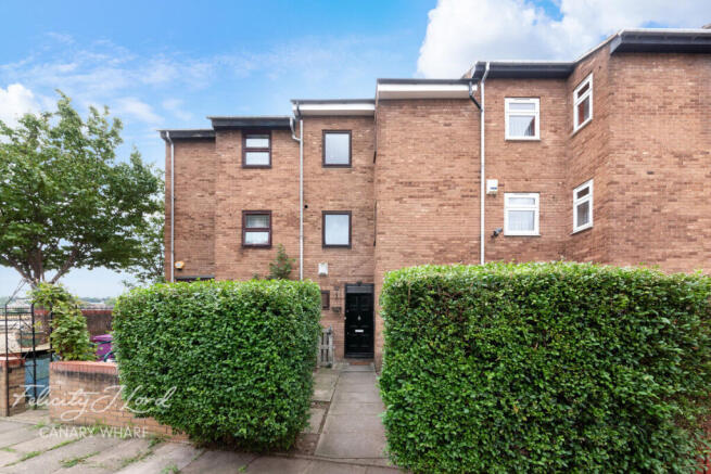 5 bed property, in Empire Wharf Road, £900,000