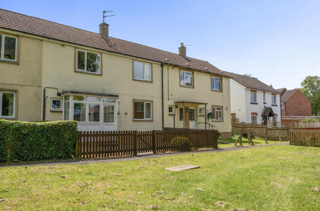 2 bed property, in Churchill Road, £210,000