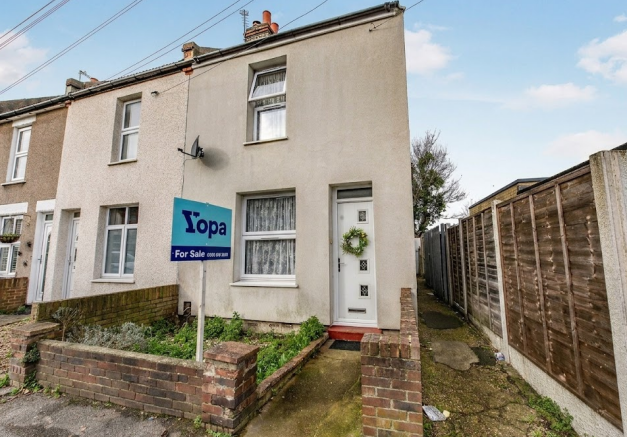 2 bed property, in Wellington Road, £325,000