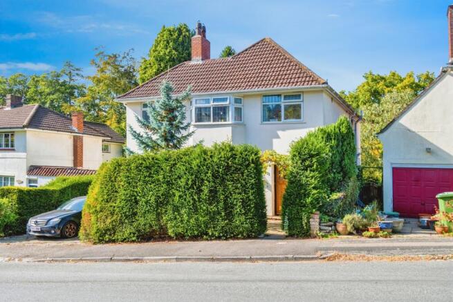 4 bed property, in Bassett Dale, £720,000