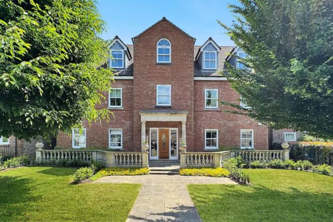 2 bed property, in 2 bedroom Ground Floor Flat in Chichester, £275,000