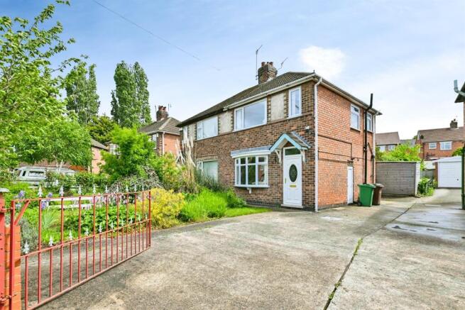2 bed property, in Stancliffe Avenue, £170,000