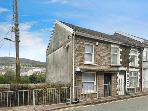 2 bed property, in Miskin Road, £148,000