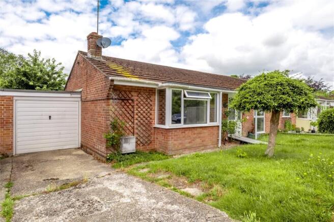 3 bed property, in Milborne St Andrew, £260,000