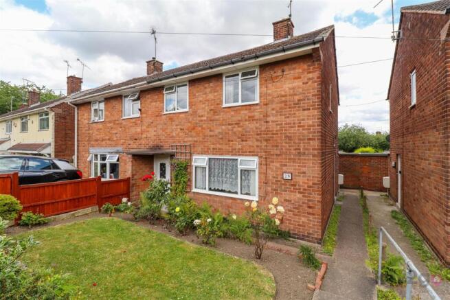 2 bed property, in Cedar Close, £175,000