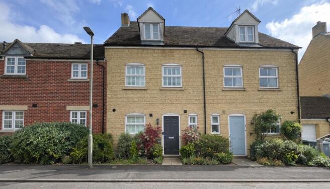 3 bed property, in Ashcombe Crescent, £480,000