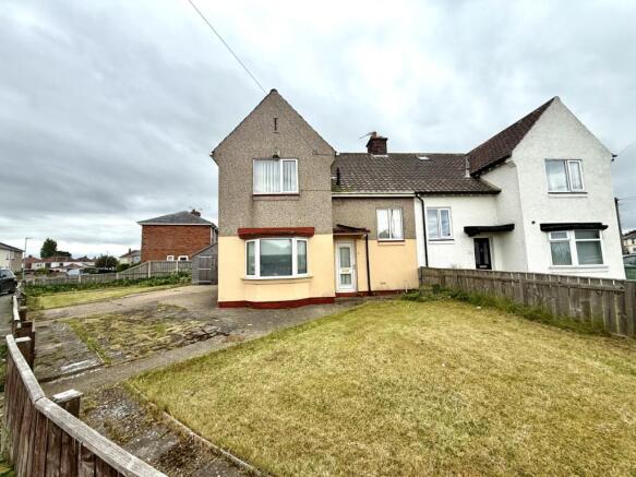 3 bed property, in Heathfield Drive, £70,000