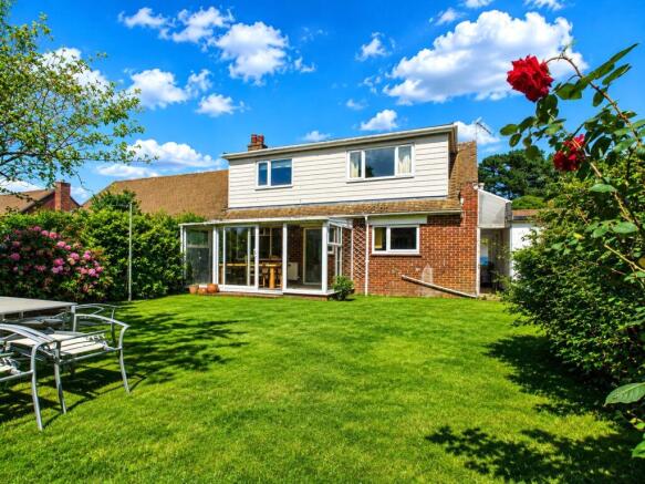 4 bed property, in Castle Avenue, £520,000