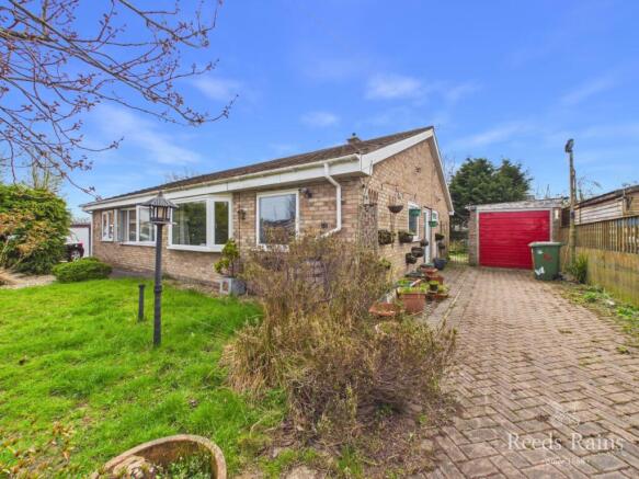 2 bed property, in Rosemoor Close, £180,000