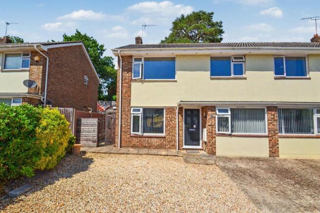 4 bed property, in Corfe Mullen, £325,000